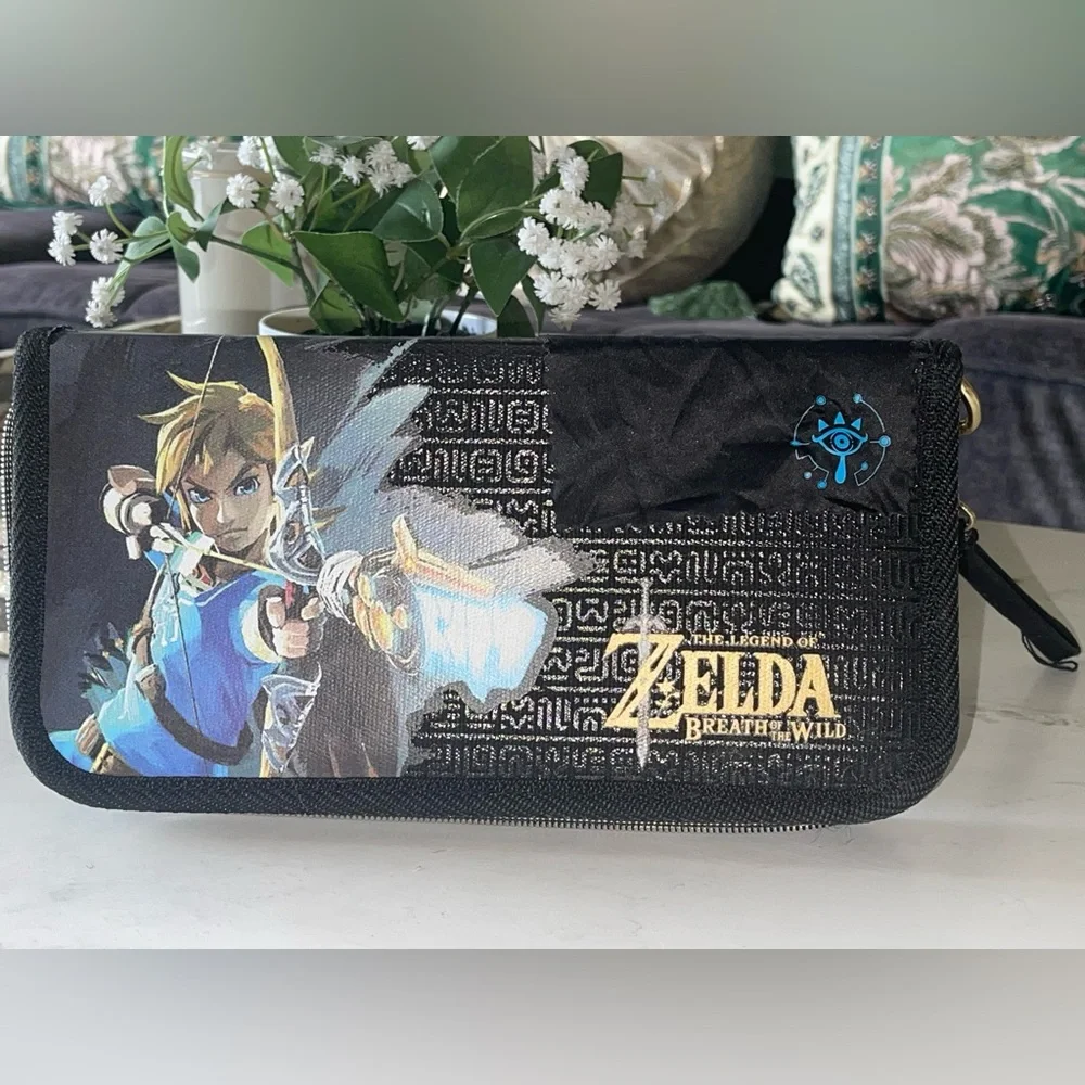 BOTW Zelda-Themed Nintendo Switch Carrying Case & Cleaning Cloth